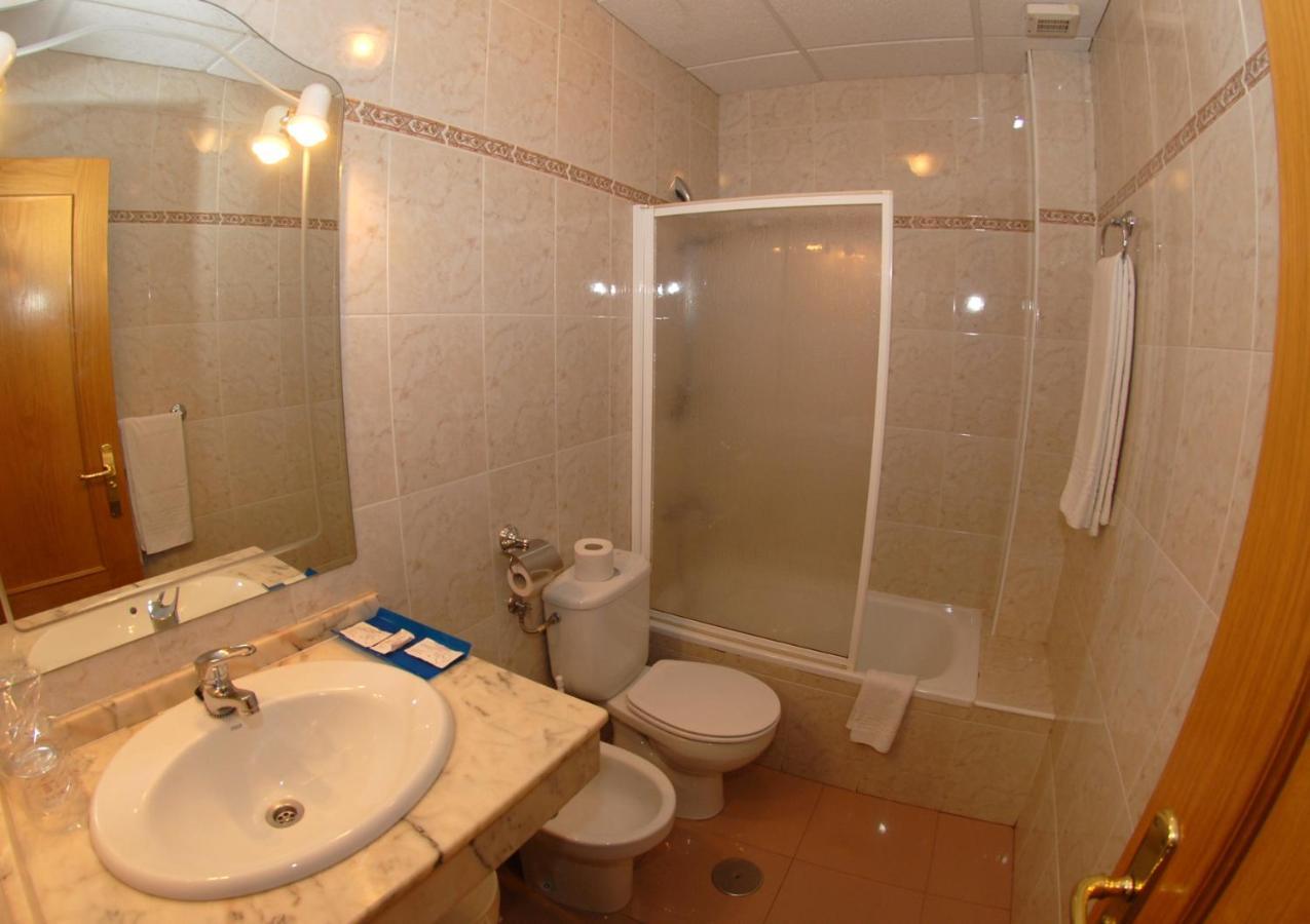 Hotel Dora Plasencia Exteriör bild