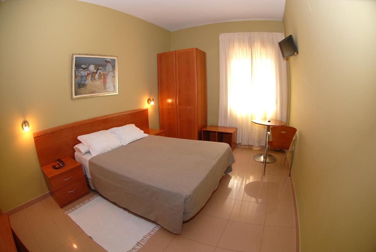 Hotel Dora Plasencia Exteriör bild