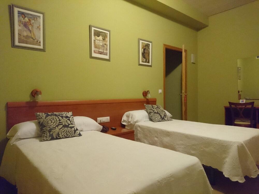 Hotel Dora Plasencia Exteriör bild