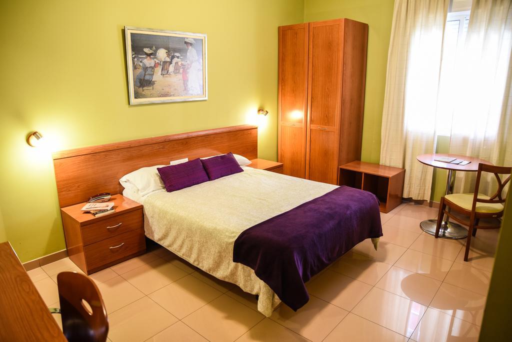 Hotel Dora Plasencia Exteriör bild