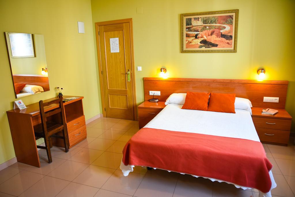 Hotel Dora Plasencia Exteriör bild
