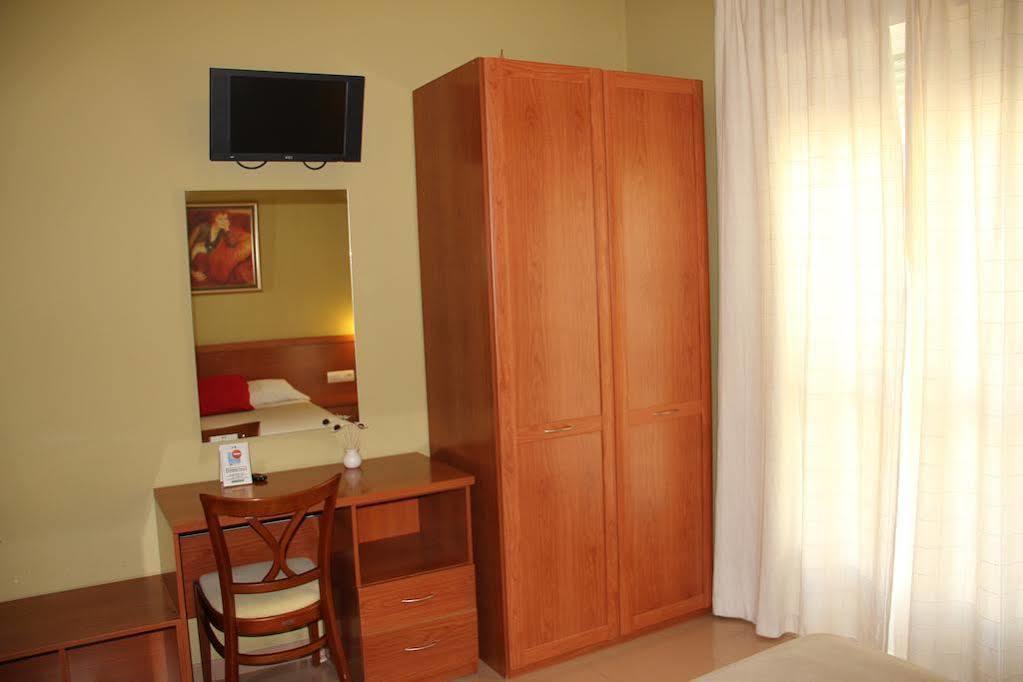 Hotel Dora Plasencia Exteriör bild
