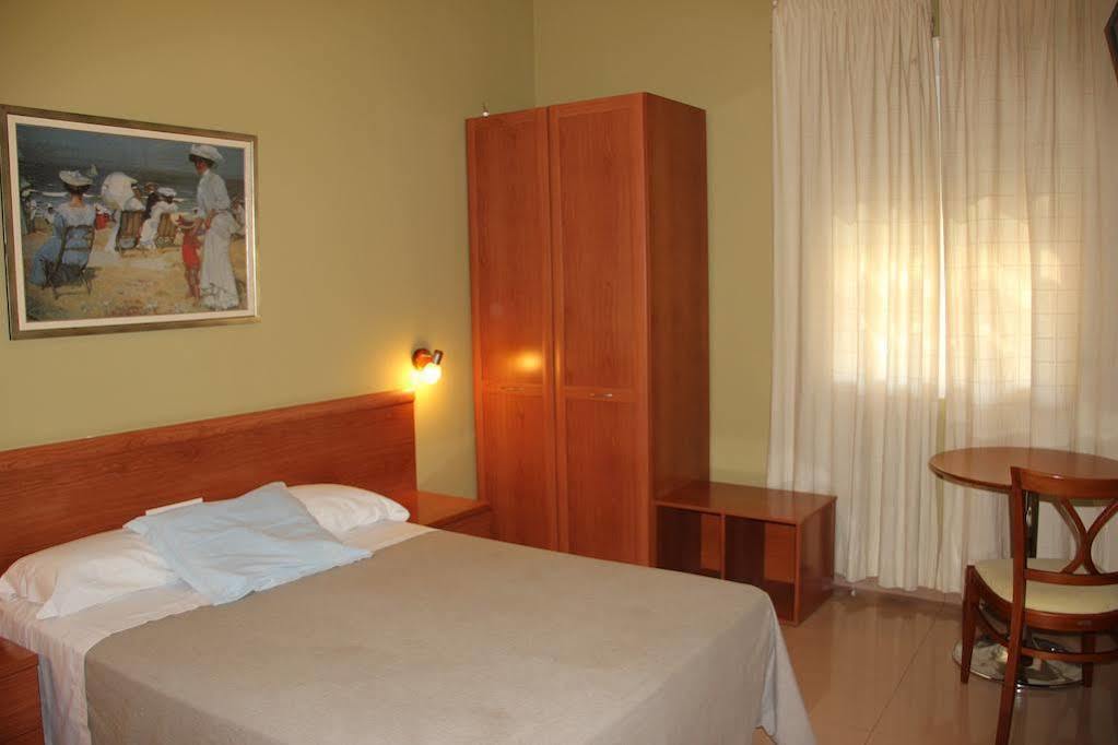 Hotel Dora Plasencia Exteriör bild